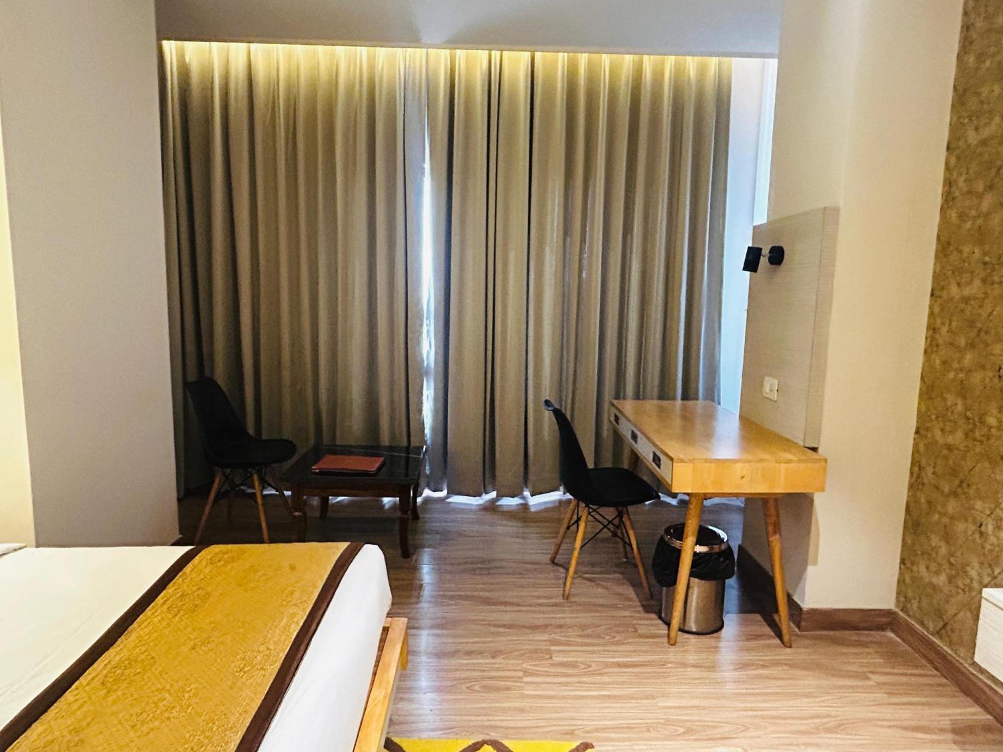 Hotel Sakura Gold Gurgaon Eksteriør bilde