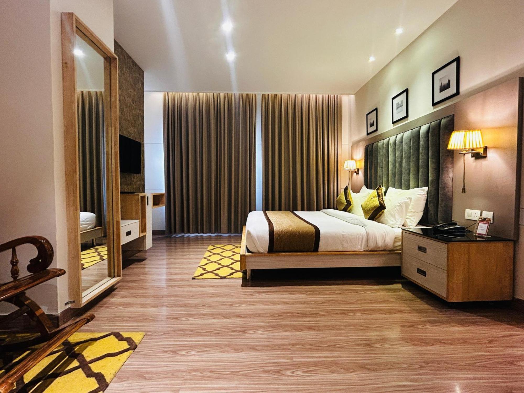 Hotel Sakura Gold Gurgaon Eksteriør bilde